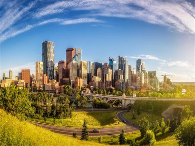 Experience Luxury in Scenic Acres: Calgary